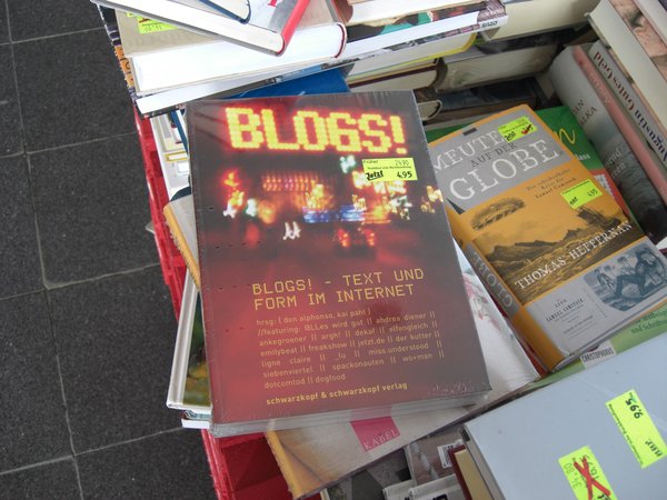Das Buch "Blogs! - Text und Form im Internet" liegt reduziert von 24,90 zu 4,95 auf einem Bücher-Wühltisch, Foto aus dem Jahr 2007.